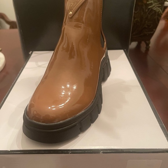 Guess - Picture 3 of 3